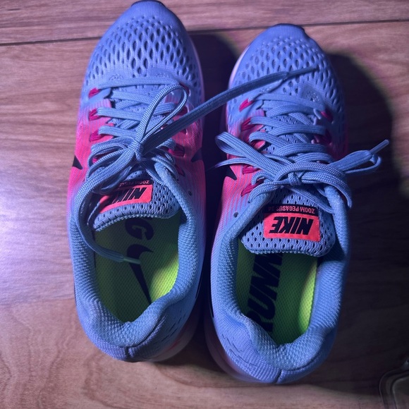 Nike Women's Athletic Shoes in Blue and Pink - Picture 8 of 10